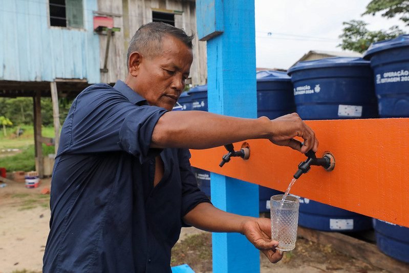 Governo-do-Amazonas-instala-purificador-de-agua-na-comunidade-Sao-Francisco-em-Iranduba-4_dona-de-casa-Elciane-Castro_FOTO_Antonio-Lima-2