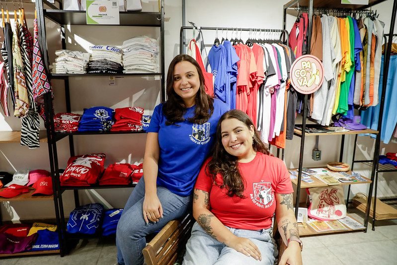 Festival-de-Parintins-2025-Festa-dos-bumbas-impulsiona-vendas-no-comercio-da-capital-2_Empresarias-Maysa-Fagundes-vermelho-e-Juliana-Landim-azul_Foto-Alex-Pazuello-Secom