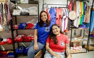Festival-de-Parintins-2025-Festa-dos-bumbas-impulsiona-vendas-no-comercio-da-capital-2_Empresarias-Maysa-Fagundes-vermelho-e-Juliana-Landim-azul_Foto-Alex-Pazuello-Secom